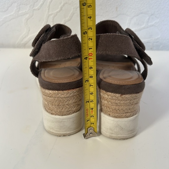 EVOLVE 24/7 Women’s Brown Suede Criss Cross Buckle Wedge Sandal Size 6 - Picture 5 of 12